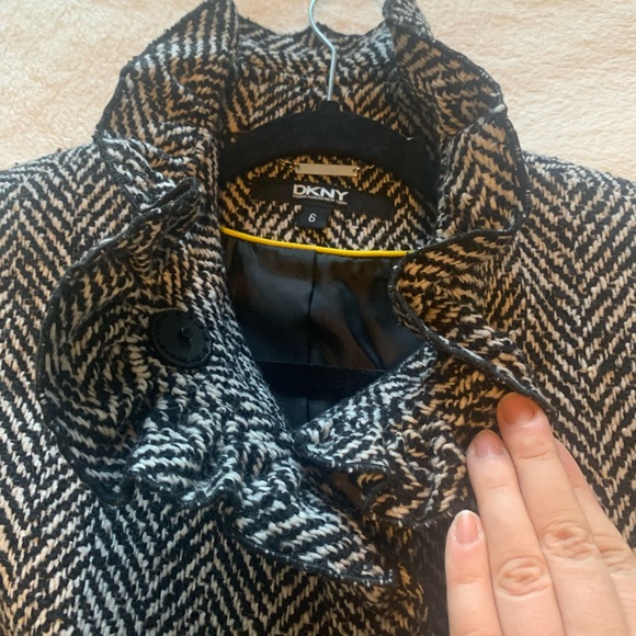 NWT DKNY Wool blend coat with ruffled sleeves and neckline - Picture 2 of 13